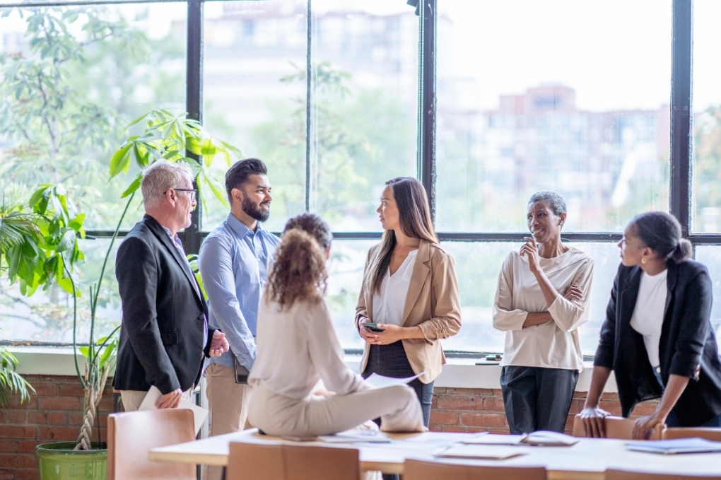 Personen, die in einem Raum miteinander sprechen